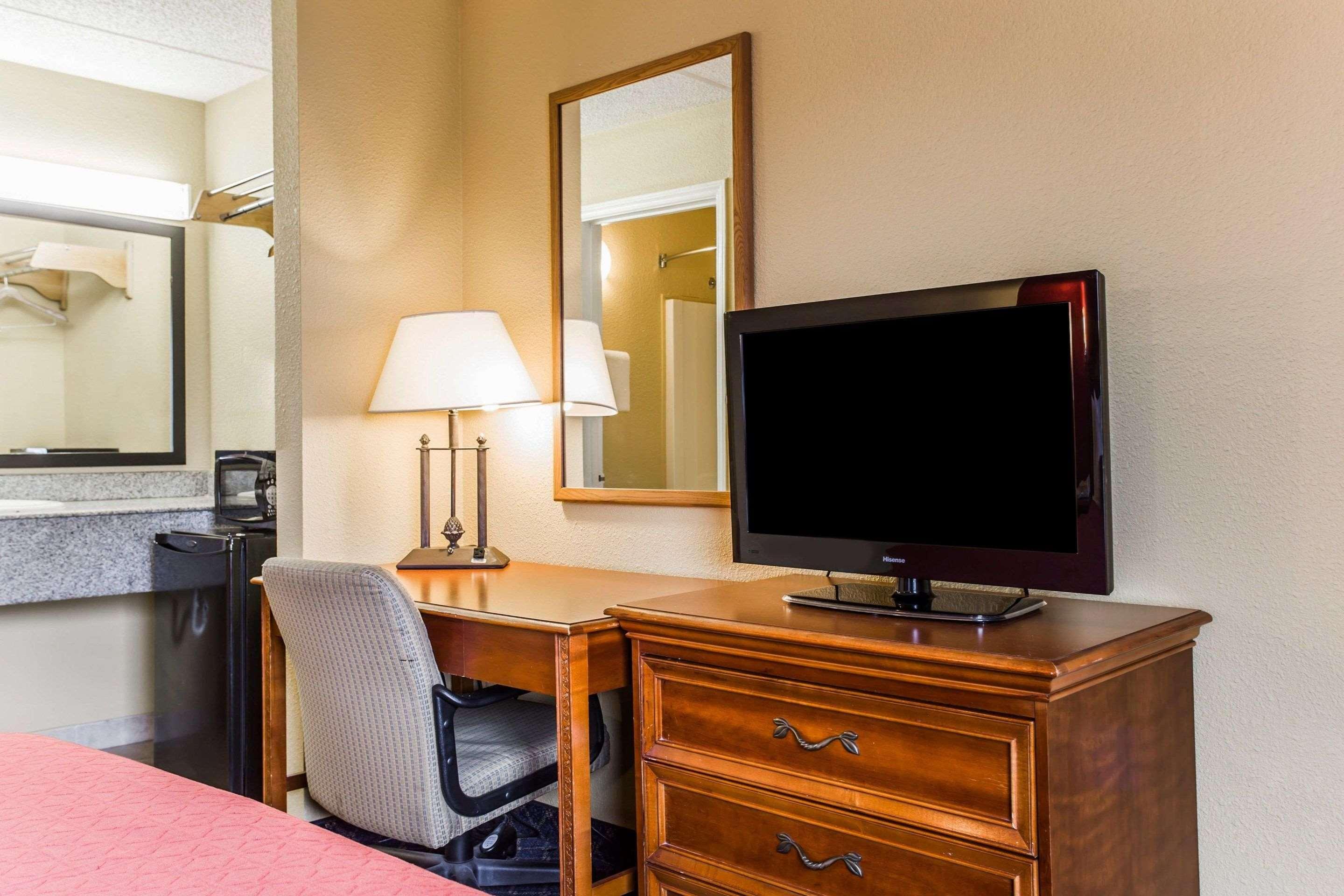 Rodeway Inn Charlotte Downtown Bagian luar foto