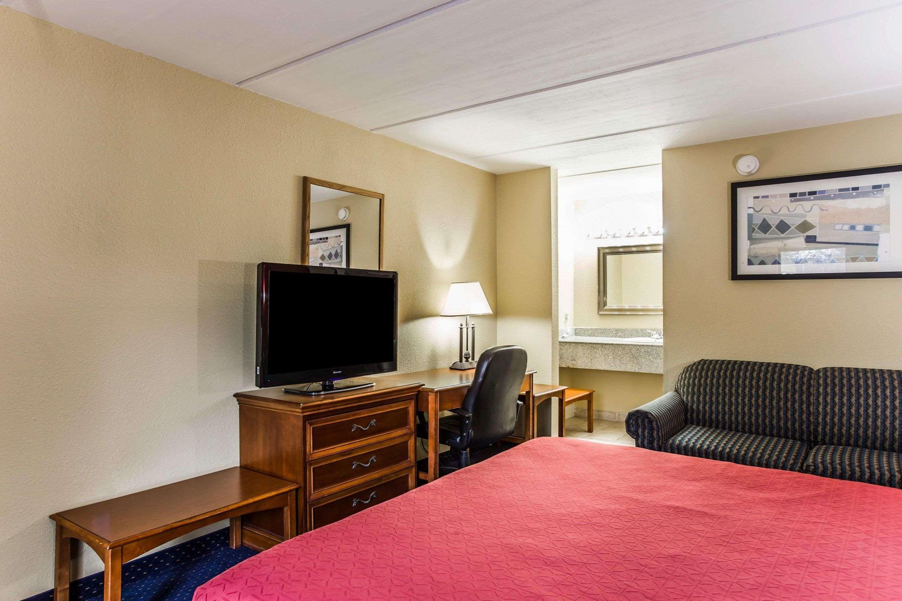 Rodeway Inn Charlotte Downtown Bagian luar foto