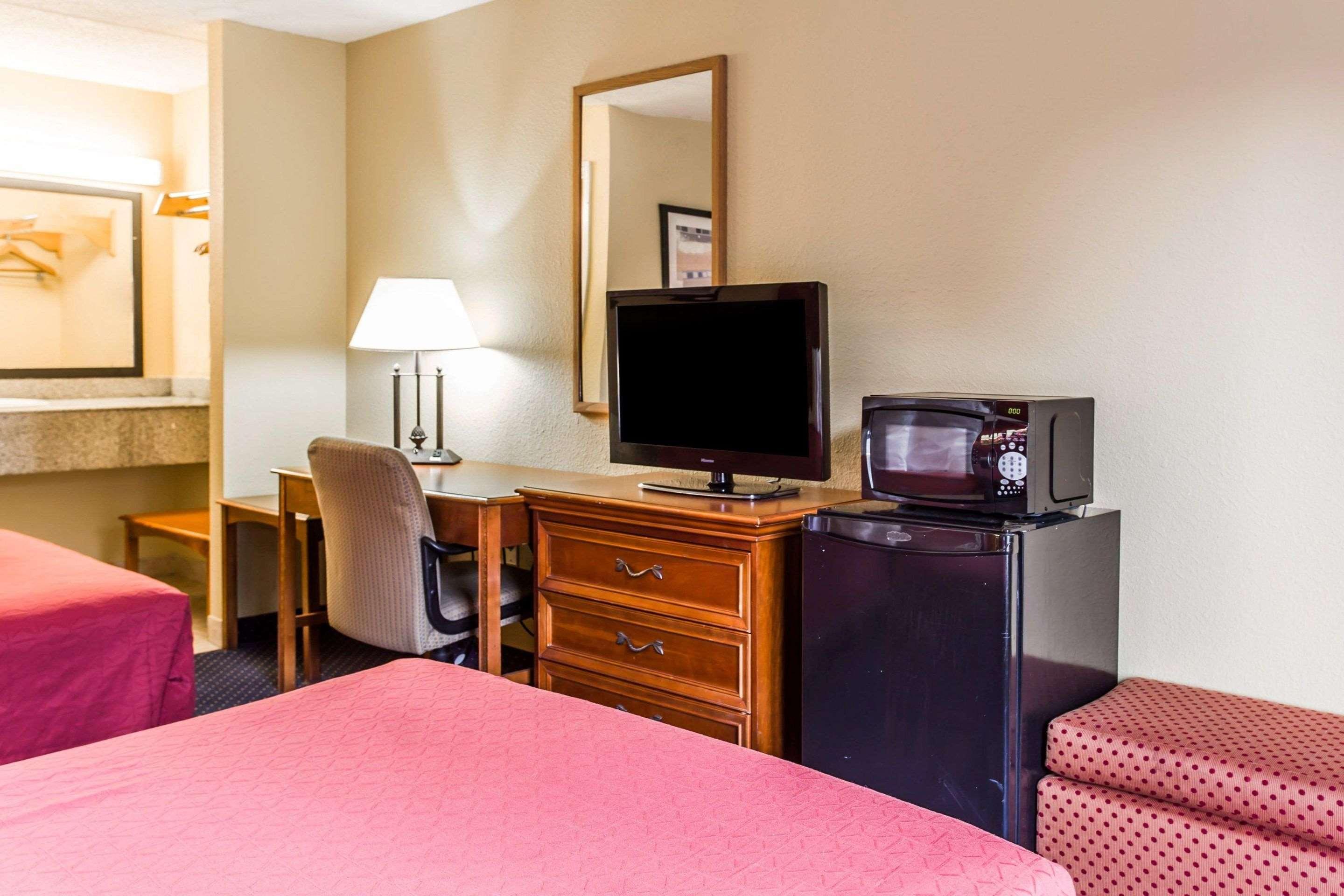 Rodeway Inn Charlotte Downtown Bagian luar foto