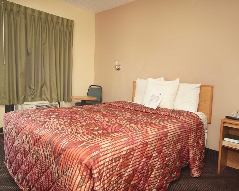 Rodeway Inn Charlotte Downtown Bagian luar foto